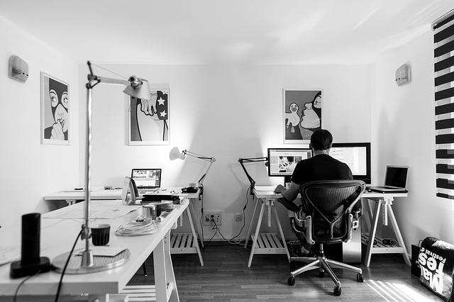 Imagem de homem trabalhando em computador de escritório
